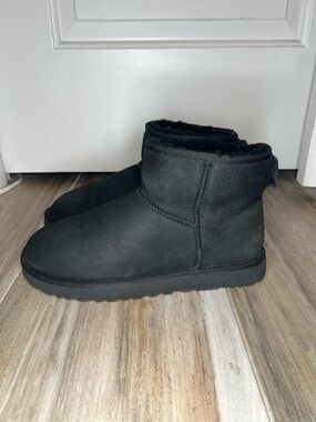 UGG Classic Mini Women Boots Black S/N 5854 Size 8